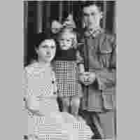 111-3452 Familie Max  und Elise Reich, mit Tochter Renate im Jahre 1940.jpg
